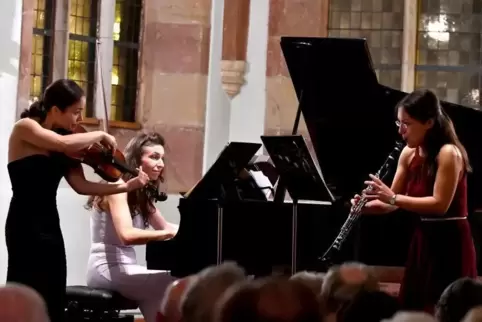 Einfühlsames Trio in der Ludwigskapelle: Lisa Maria Schumann (Violine), Kasia Wieczorek (Klavier) und Sayaka Schmuck (Klarinette