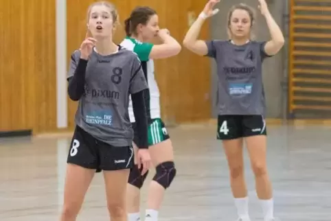 Nachdem Lucie Krein (hinten rechts) kurz gedeckt wurde, übernahm Laura Zägel (links) die Spielmacherposition – und machte ihre S