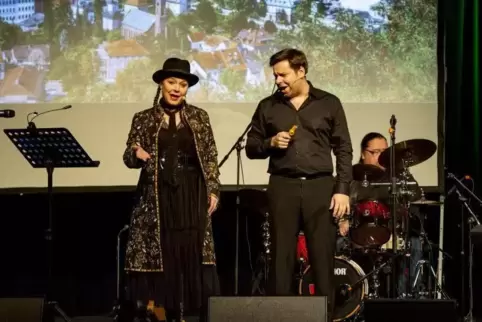 Als „außerparlamentarische Ohnmachtsdarsteller“ unterwegs: Marina Tamássy und Philipp Tullius.