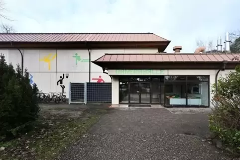 1979 eingeweiht und nun sanierungsbedürftig: die Ganerbhalle neben der Realschule plus im Norden von Dudenhofen.