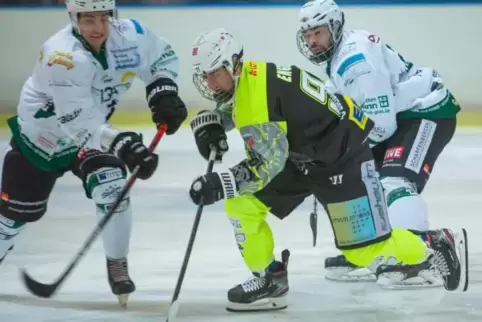 Calvin Engel (Mitte, hier im Spiel gegen Bietigheim) traf gegen Eppelheim zur 3:1-Fürhung für die „Hornets“.