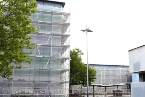 Die Fassadensanierung des Werner-Heisenberg-Gymnasiums ist mit Fördermitteln aus dem Programm KI 3.0 unterstützt worden.
