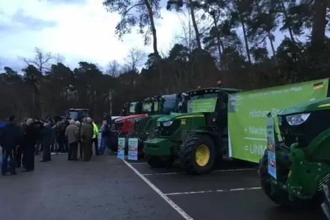 Die Landwirte sind in Schifferstadt seit 16.30 Uhr vor Ort. 15 Traktoren sind am Waldfestplatz nahe des Vereinsheims der Karneva