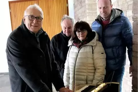 Bernhard Haßler führt das neue Kircheninstrument Emil König (als Beigeordneter zuständig für Friedhofsangelegenheiten), Maria Ri