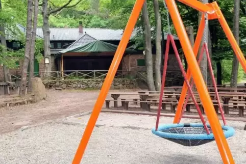Der Spielplatz an der Hellerhütte ist zwar noch nutzbar, aber die Rutsche ist kaputt.