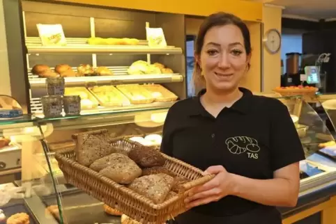Sie hat sich selbstständig. Sinem Tas hat früher auch schon in einem Restaurant und in einer Tankstelle gearbeitet.