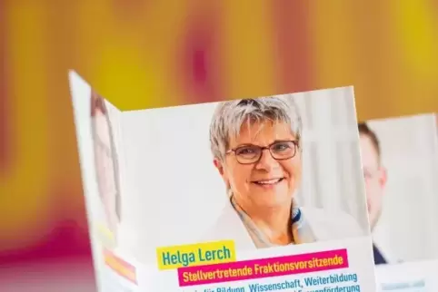 Ein FDP-Prospekt mit dem Porträt von Helga Lerch (FDP).