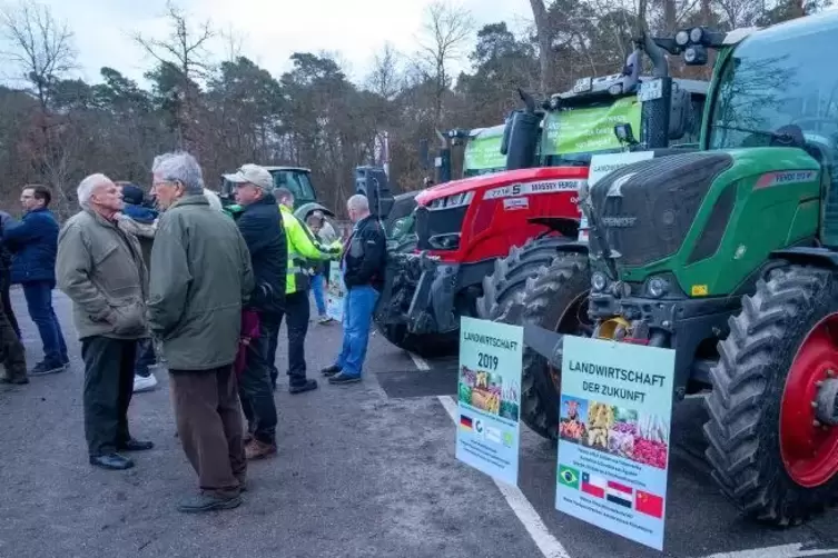 15 Traktoren stehen auf dem Waldfestplatz, einige weitere auf der gegen&uuml;berliegenden Stra&szlig;enseite.