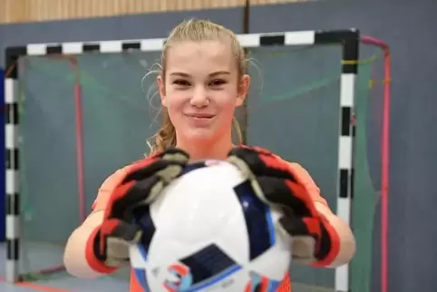 Sie hält den Jungs im Team den Kasten sauber: Torhüterin Amanda Sandmann.