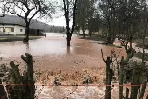Mehrfach sind im westlichen Donnersbergkreis Bäche über die Ufer getreten – hier die Alsenz bei Dielkirchen.