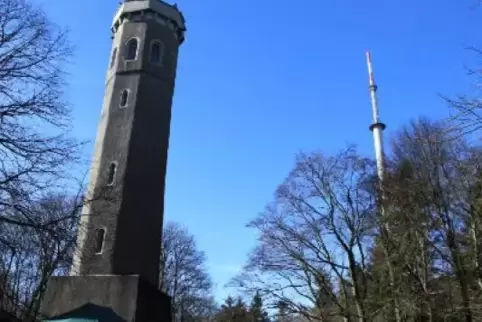 Zielpunkt auf dem Donnersberg: der Ludwigsturm, den die ersten Läufer nach 27 Minuten erreichen werden.