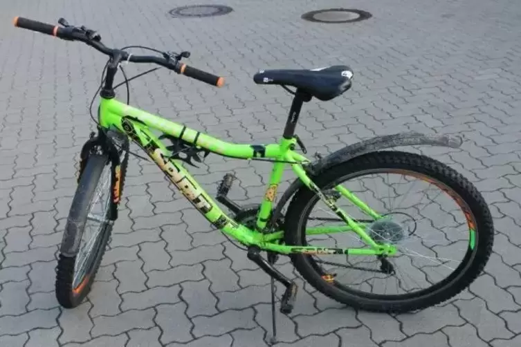 Ein Fahrrad mit dem Aufdruck „Spirit 260-Caiman“ fand die Polizei später.