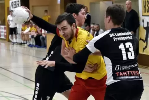 Nicolas Flörchinger (gelb) prüft die Abwehr der SG Lambsheim/Frankenthal. Er traf zweimal.