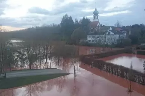 Die komplette Umgebung des Winnweilerer Bahnhofs war am Dienstagmorgen überflutet.