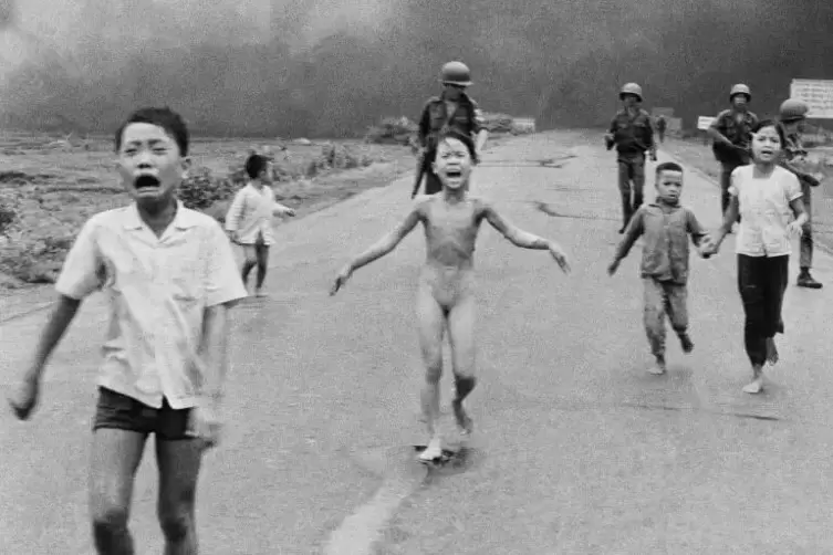Das ikonische Bild des nackten M&auml;dchens Kim Ph&uacute;c, das vor einer Napalmwolke flieht.