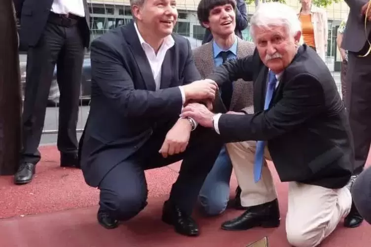 Der Kameramann 2012 zusammen mit dem damaligen Regierenden B&uuml;rgermeister von Berlin, Klaus Wowereit, vor seinem Stern auf dem &bdquo;B