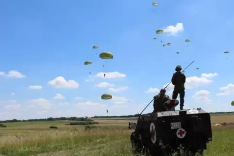 Im siebten Himmel? Frau sucht Fallschirmjäger.