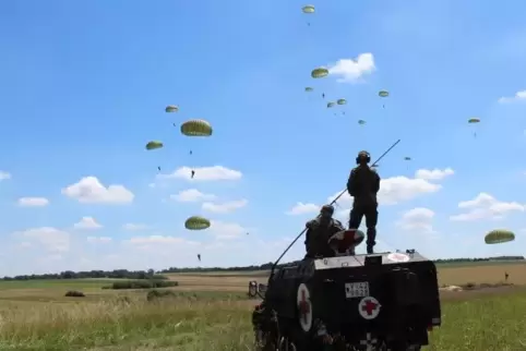 Fallschirmjäger gesucht: Eine Stewardess will einen Soldaten wiedersehen, der sie während eines Fluges aus Seattle schwer beeind