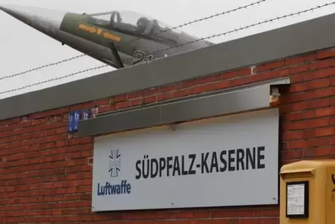 Markantes Zeichen dafür, dass hier die Luftwaffe zu Hause ist: der Starfighter am Kasernentor.