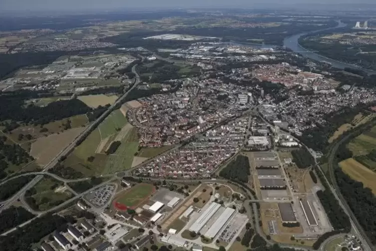 Aus der Luft: Germersheim. Am unteren Bildrand ist die S&uuml;dpfalz-Kaserne zu sehen.