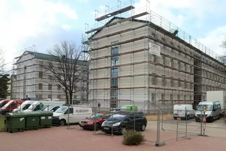 Alte Unterkunftsgeb&auml;ude wurden zum Teil abgerissen, neue errichtet. Diese beiden H&auml;user sind inzwischen fertig und bezogen.