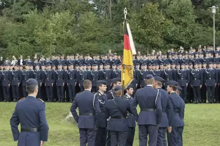 Soldaten geh&ouml;ren in Germersheim zum Stadtbild. Im Stadtpark finden regelm&auml;&szlig;ig &ouml;ffentliche Gel&ouml;bnisse statt.