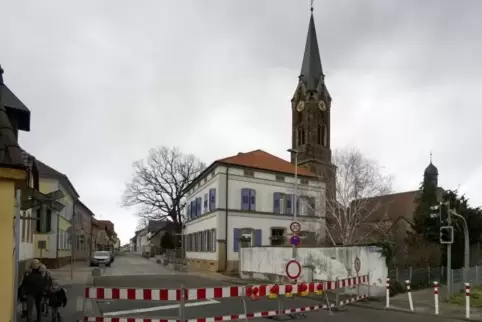 Das Wahrzeichen Lambsheims, der Kirchturm, ist zur Gefahr geworden. Die Gegend im Ortskern wurde gesperrt.