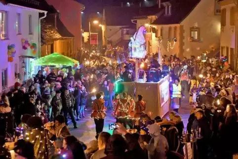 Immer mehr Besucher kommen zum Nachtumzug in Merzalben.
