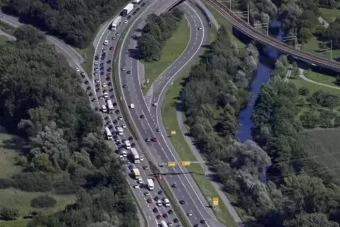 Der Abschnitt der Karlsruher Südtangente zwischen Knielingen und Rheinbrücke wird im Sommer saniert.