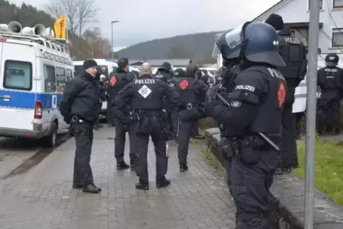 In voller Montur bereiteten sich die Beamten auf den Einsatz vor.