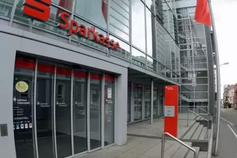 Vom Exerzierplatz zur Hauptstelle der Sparkasse in der Bahnhofstraße wollen die Demonstranten ziehen. Die Organisatoren sprechen