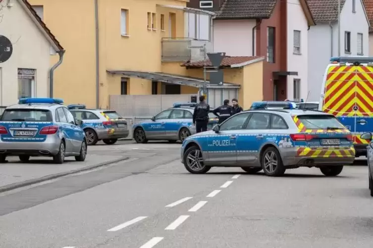 Großeinsatz der Polizei in Böhl-Iggelheim. Ein 23-Jähriger hat zwei Männer mit einer Stichwaffe attackiert, die Hintergründe der
