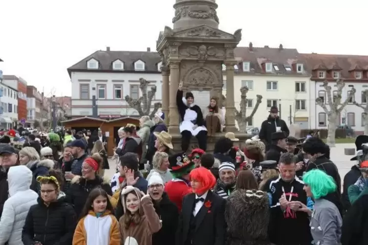 Viele Narren haben sich am Luitpoldplatz/Paradeplatz eingefunden und feiern.