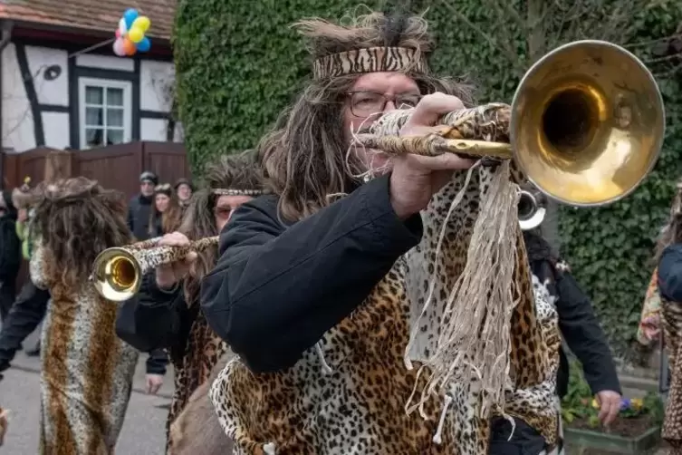 Der Fanfarenzug Lingenfeld spielte auf.
