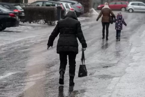 Der Deutsche Wetterdienst warnt vor glatten Straßen.