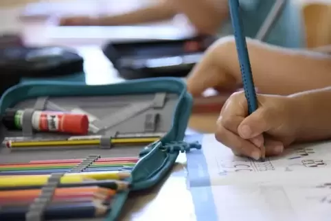 Oft auch ein Streitthema zwischen Eltern und Kindern: die Hausaufgaben, die der Nachwuchs aus der Schule mitbringt.