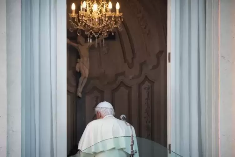 Papst Benedikt XVI. verlässt am 28.Febraur 2013 den Balkon des Apostolischen Palastes in Castel Gandolfo und geht ins Innere des