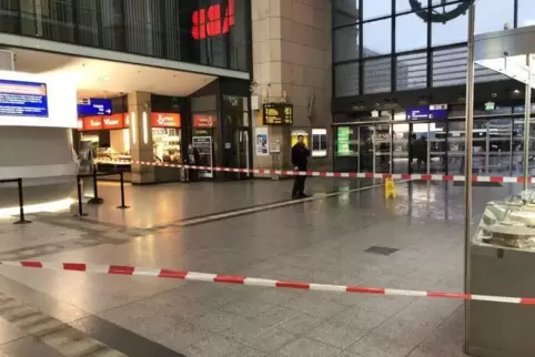 Die abgesperrte Halle.