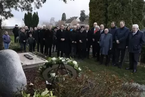 Weggefährten, Familie und Freunde versammeln sich am Grab Heiner Geißlers, rechts Bernhard Vogel.