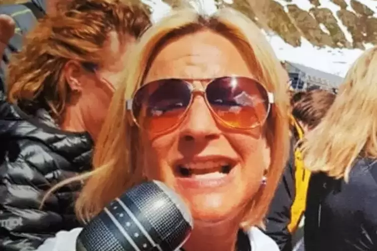 Steffi Dums lie&szlig; es sich bei Konzerten der Schlager-K&ouml;nigin nicht nehmen, alle Lieder mit einem Mikrofon in der Hand mitzusingen