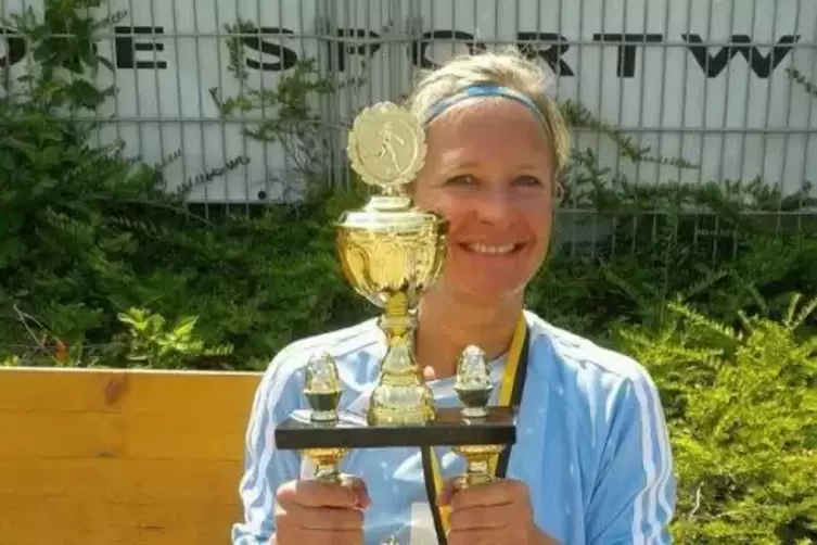 Steffi Dums mit dem &Uuml;35-Pokal von 2017