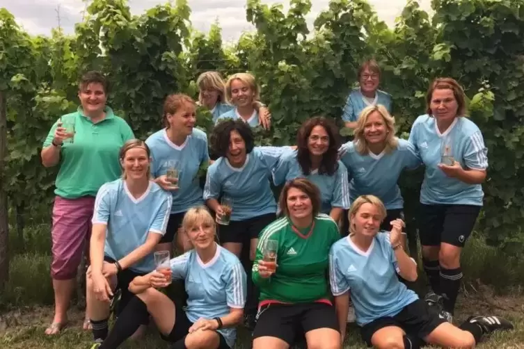 Steffi Dums mit der &Uuml;35 vom FFC Niederkirchen, Mitte, Zweite von rechts