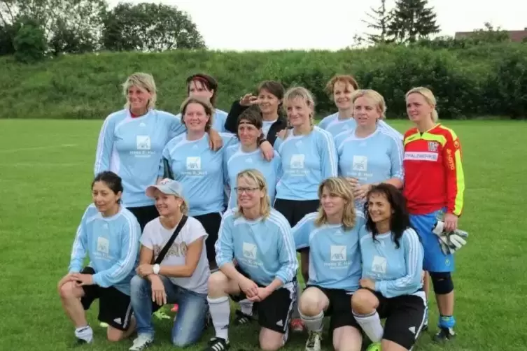 &Uuml;35, Steffi Dums ist die Zweite von links unten
