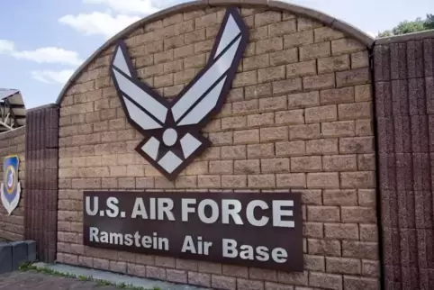 Der Eingang zur Air Base.