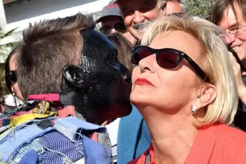 Hansel Fingerhut wird in diesem Jahr keine schwarzen Spuren auf Frauenwangen hinterlassen können: Das Spiel wurde abgesagt.