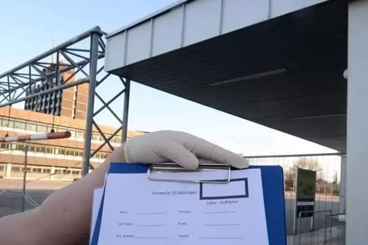 Der Erstfragebogen, den Menschen ausf&uuml;llen m&uuml;ssen, wenn sie zum Test in die Speyerdorfer Stra&szlig;e kommen.