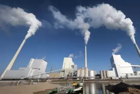 Die Blöcke 9, 7 und 8 (von rechts) der Großkraftwerk Mannheim (GKM) AG. Block 7 ist der älteste, er ist seit 1983 in Betrieb.