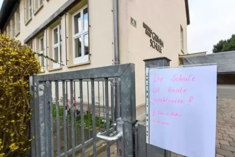 Hinweis an einer geschlossenen Schule.
