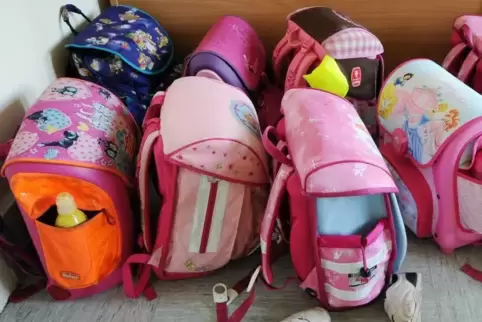 In vielen Schulen wurden heute schon die Ranzen für die kommenden Wochen zuhause gepackt.