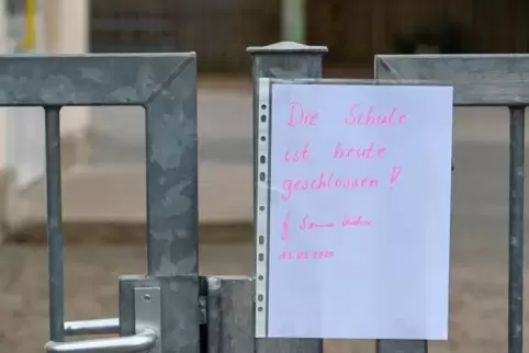 Ein Zettel am Tor der Ludwig-Emil-Grimm-Grundschule informiert über die Schulschließung infolge des Coronavirus.